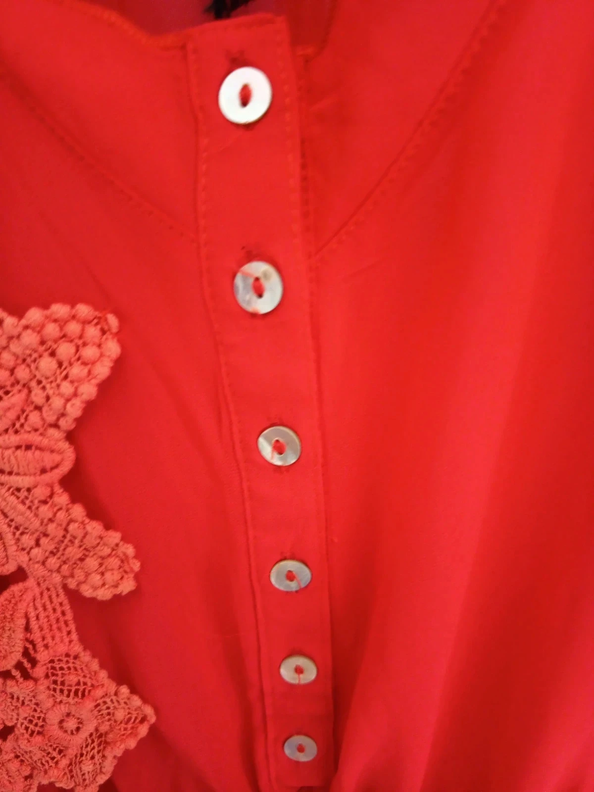 Rode jurk met bloemen op de voorkant – photo 5